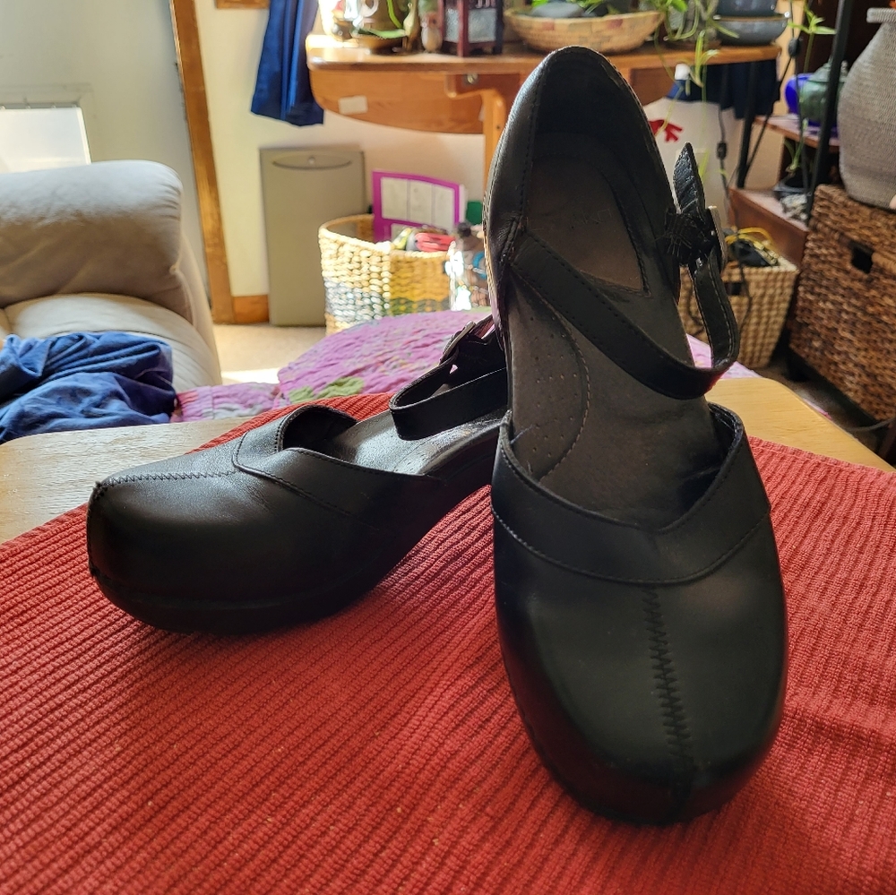 Dansko black Mary Jane shoes. Good shape but used. Size 8/38.